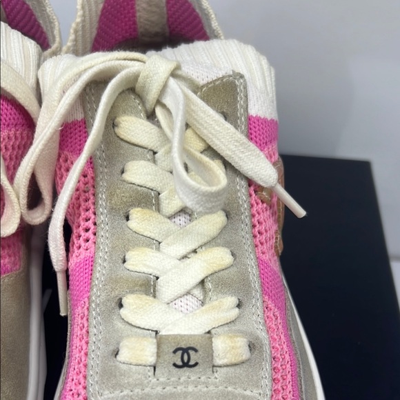 CHANEL 2020 Interlocking CC Logo Sneakers - Picture 6 of 13